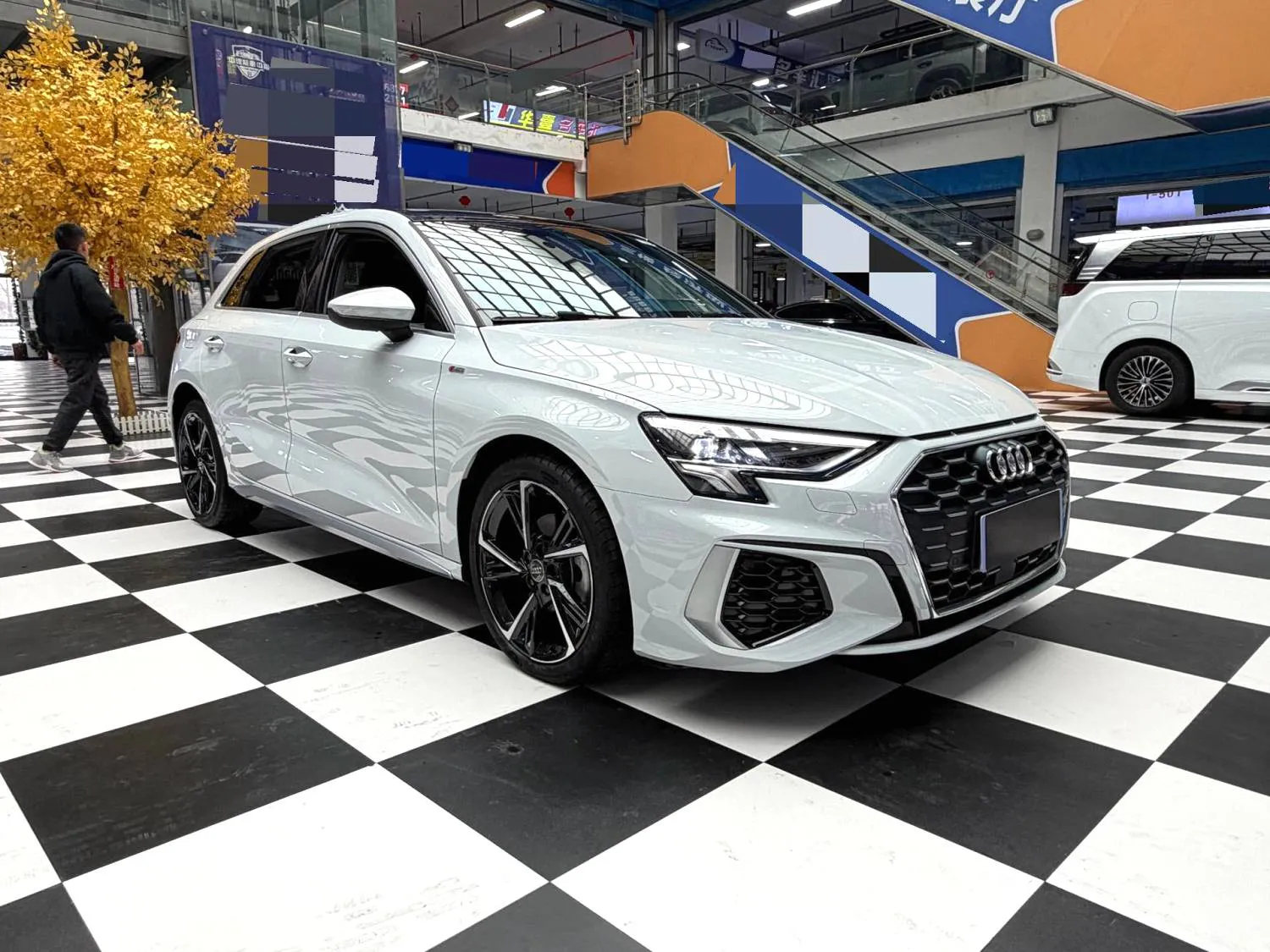 Audi A3 2021 A3 Sportback 1.4 TFSI 35 TFSI Stylish Sporty Model — Voir la photo 3