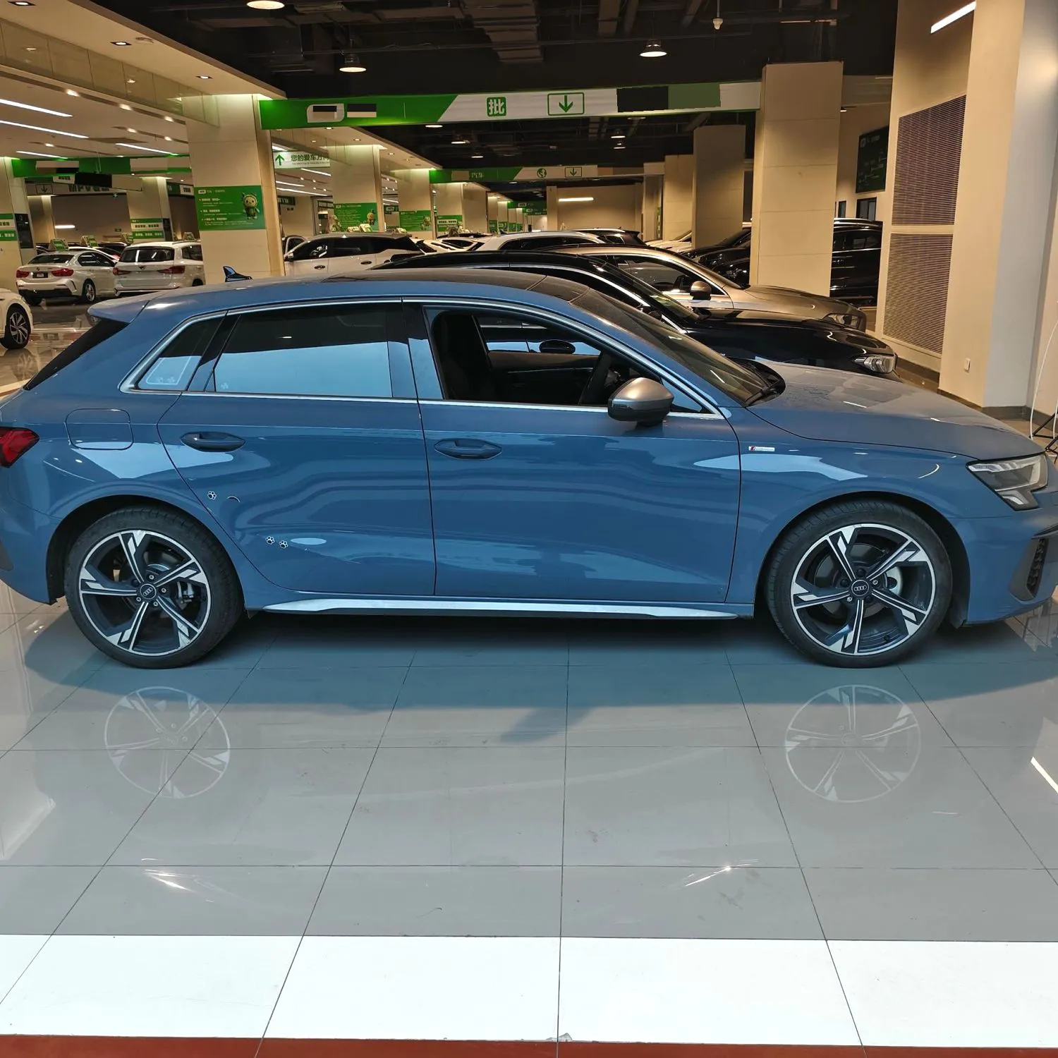Audi A3 2022 A3 Sportback 1.4 TFSI 35 TFSI RS Performance Package — Voir la photo 3