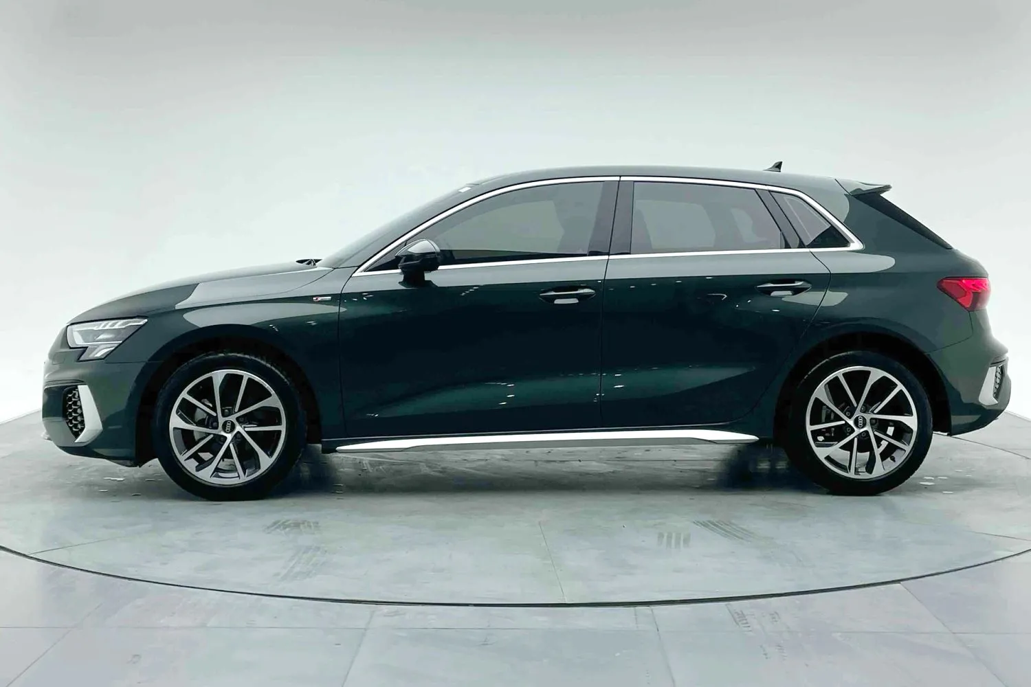 Audi A3 2023 A3 Sportback 1.4TFSI 35TFSI Ambition Sport — عرض الصورة 3