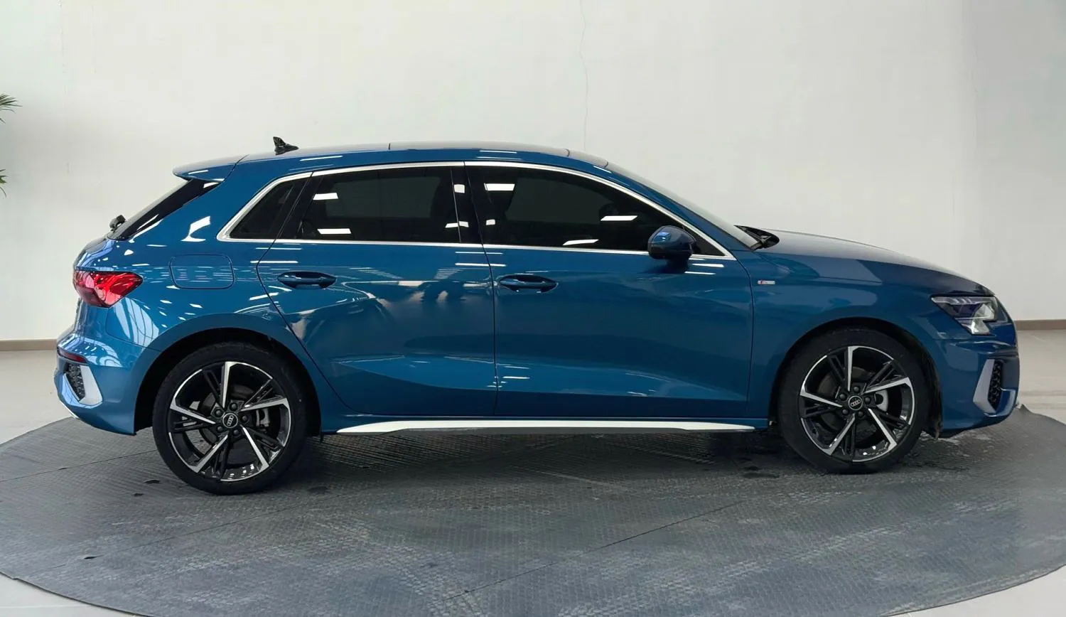 Audi A3 2021 A3 Sportback 1.4 TFSI 35 TFSI Stylish Attractive Model — عرض الصورة 2