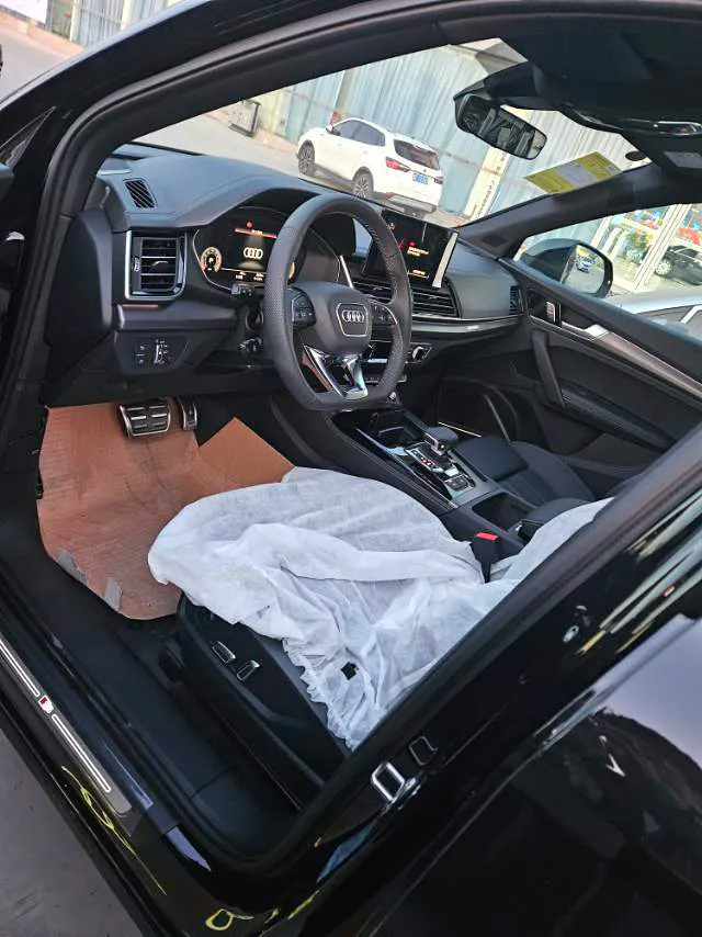 Audi Q5L 2026 Q5L 2.0 TFSI 45 TFSI 45th Anniversary Collector’s Edition Quattro Luxury & Dynamic Version — Voir la photo 4