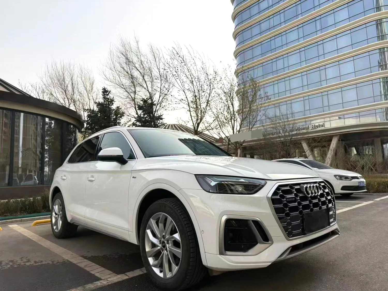 Audi Q5L 2023 Q5L 2.0 TFSI 45 TFSI Luxury Dynamic Version — Voir la photo 2