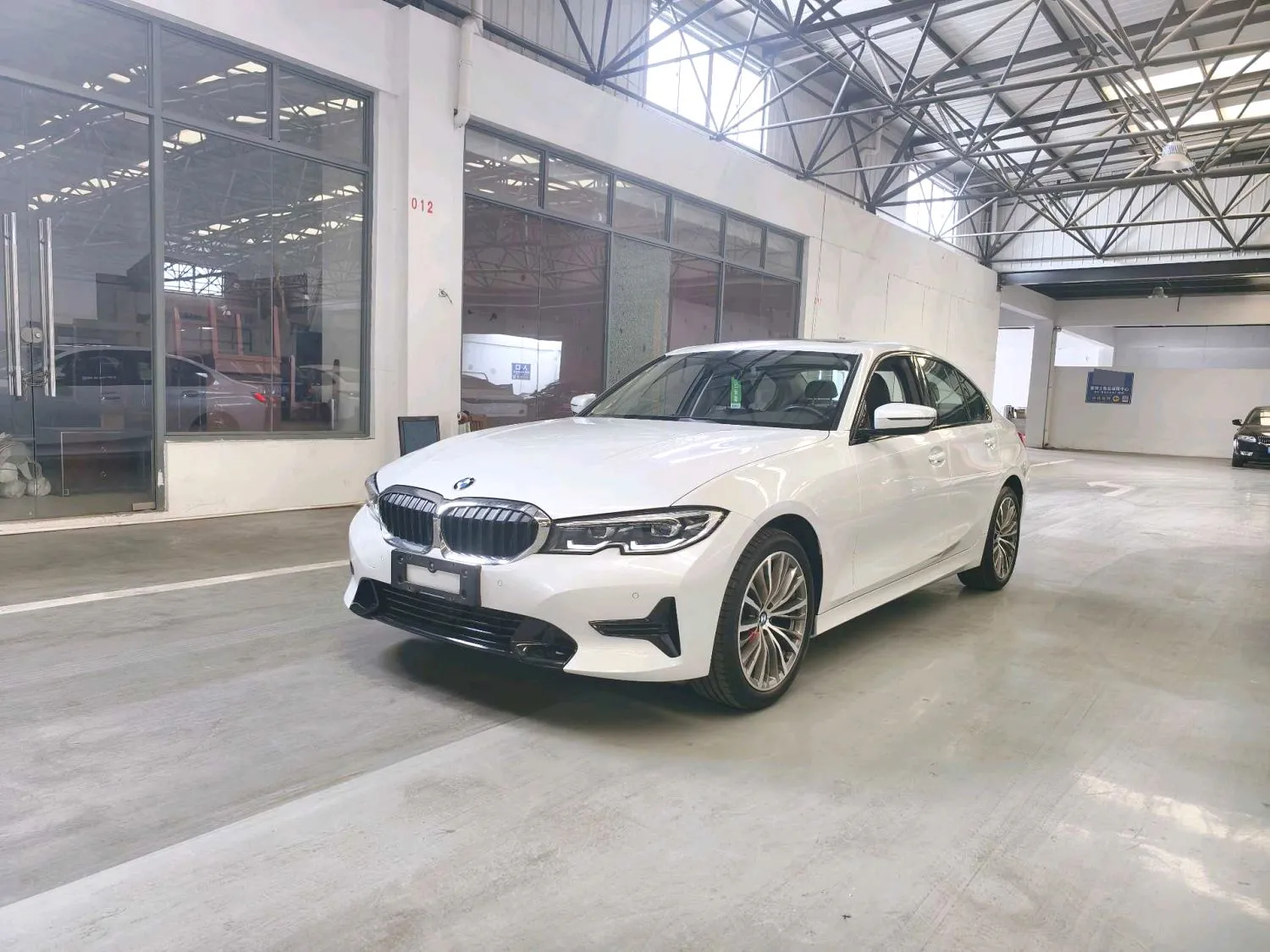 BMW BMW 3 Series — أبيض