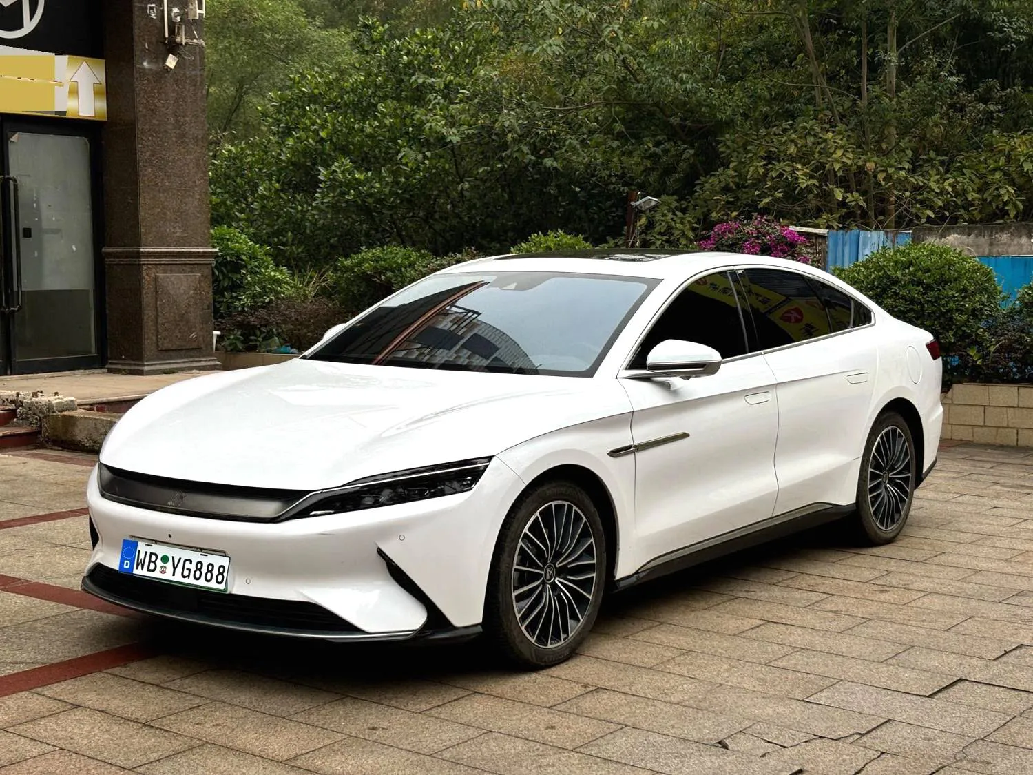 BYD Han 2021 Han Standard Range Luxury Edition — photo 1