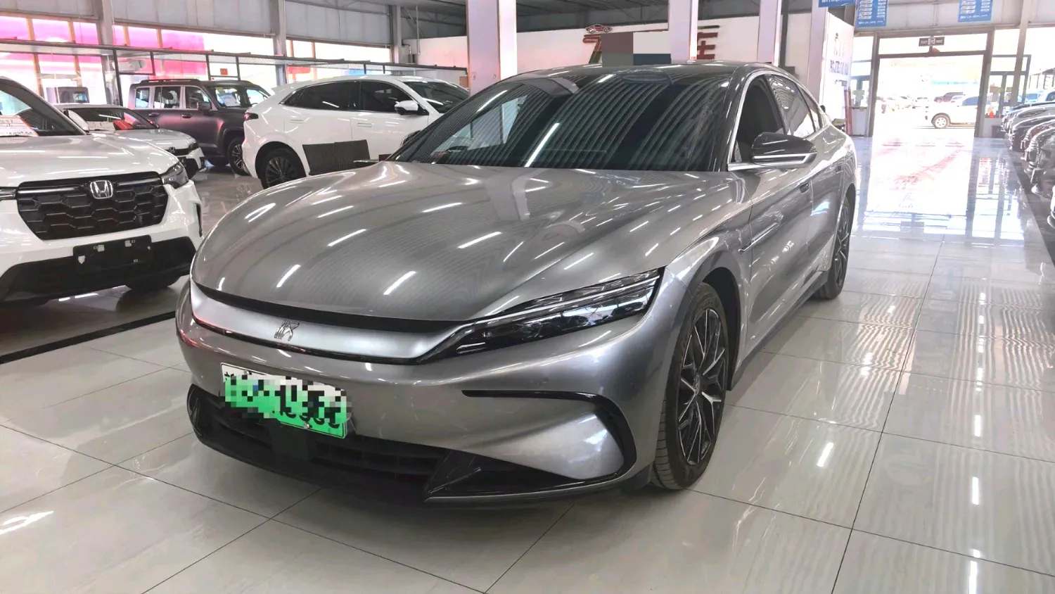 BYD BYD Han — رمادي
