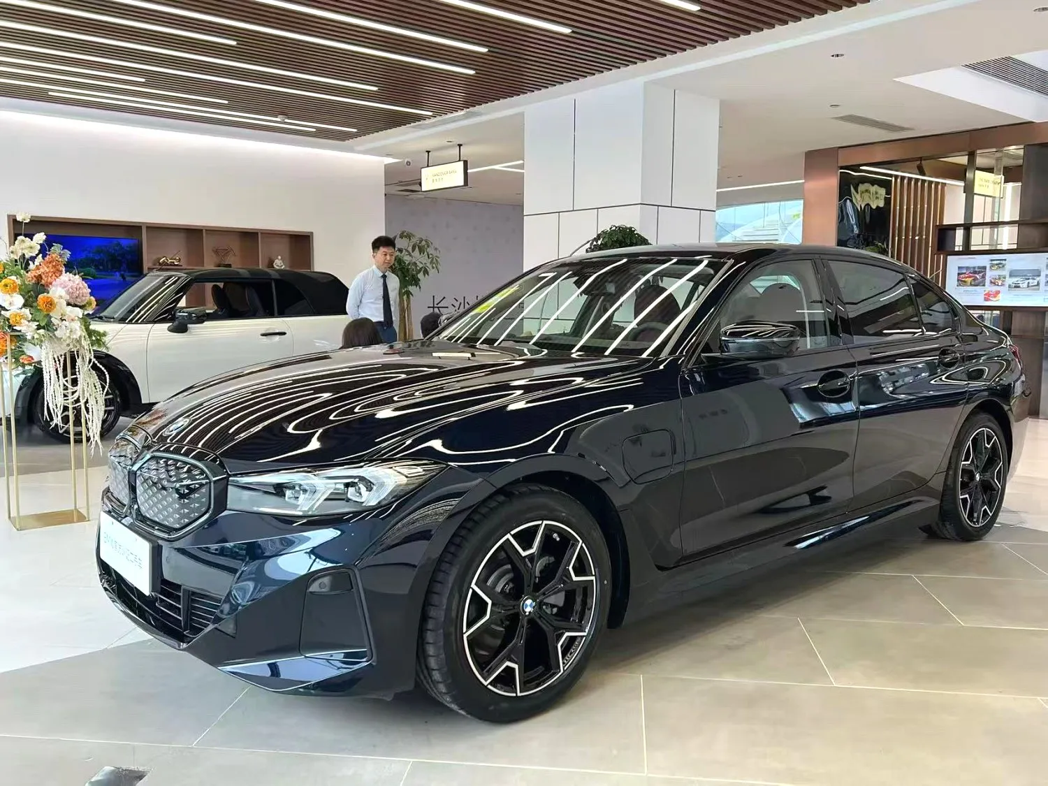 BMW i3 2026 i3 eDrive 40 L Midnight Edition — photo 1