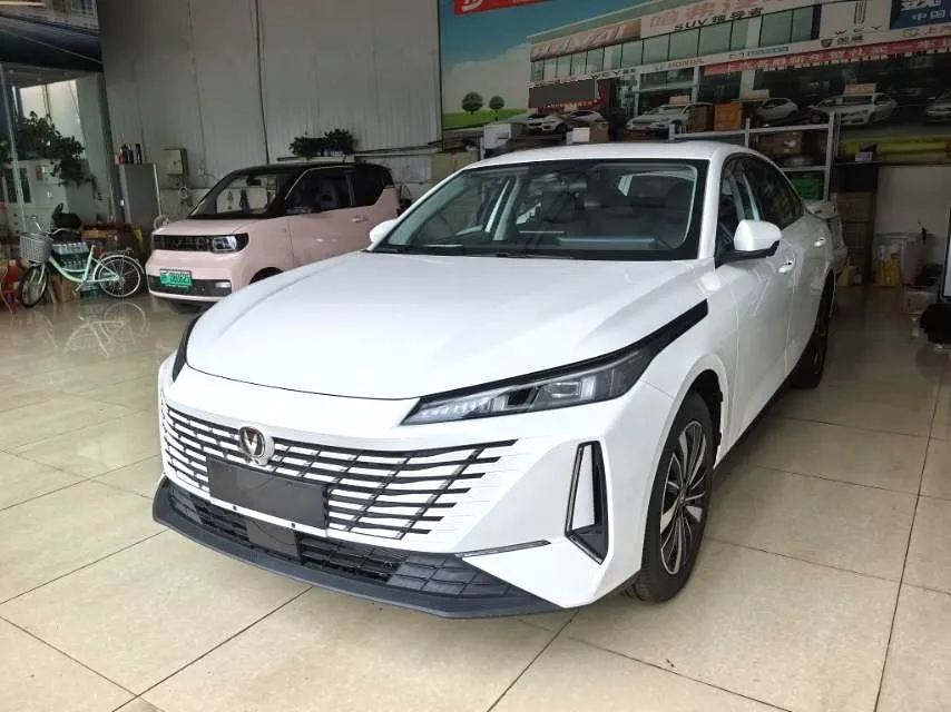 Changan Changan Eado — أبيض