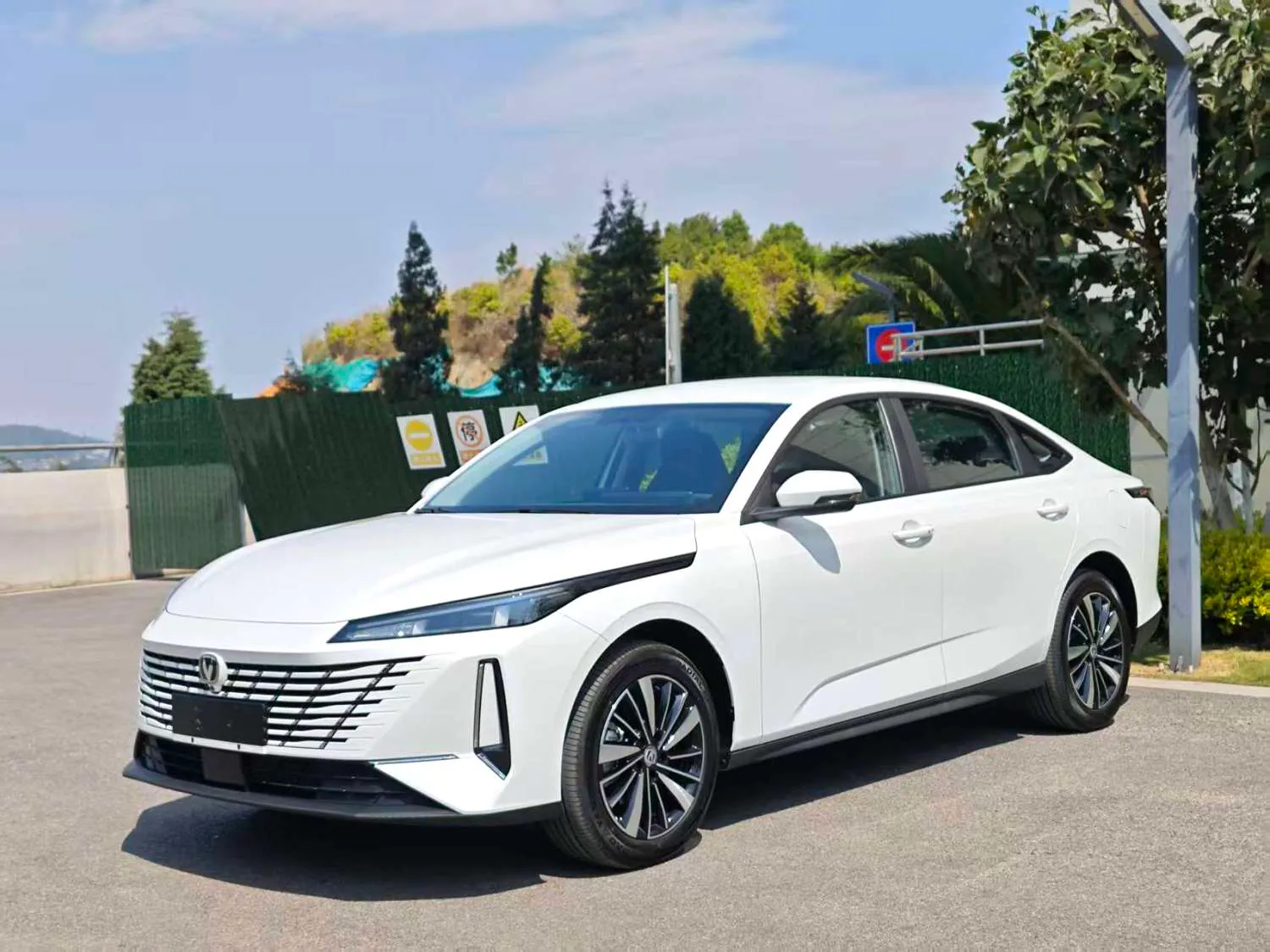 Changan Changan Eado — أبيض