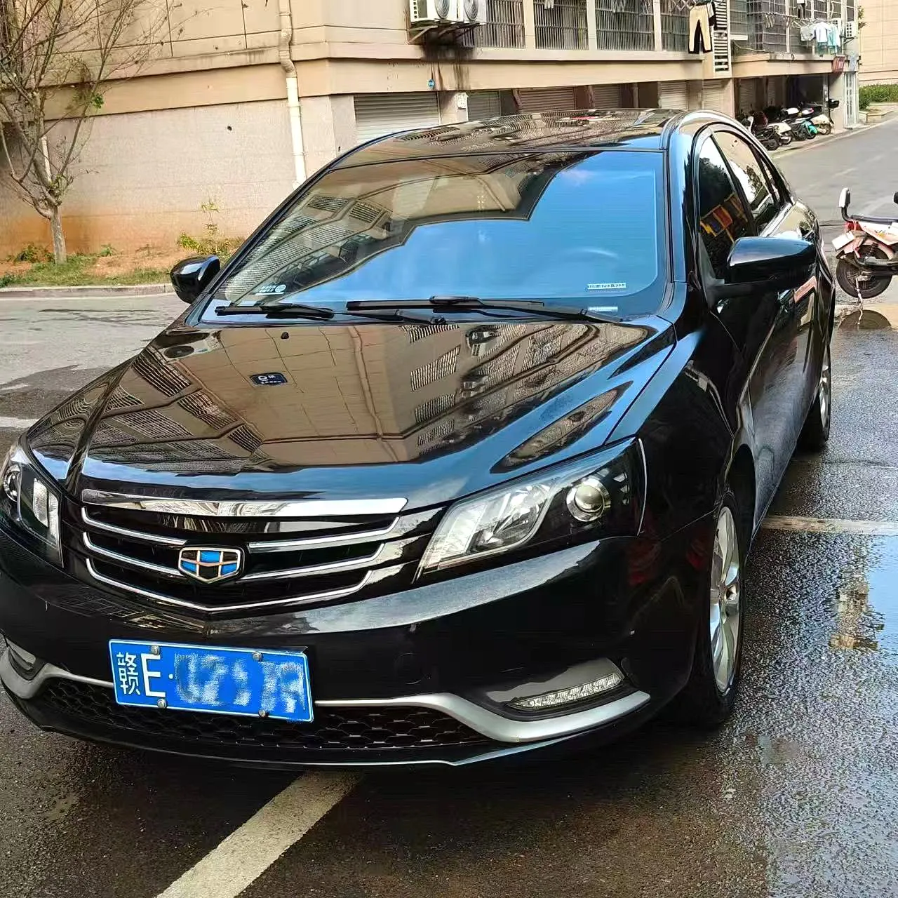 Geely Geely Emgrand — أسود