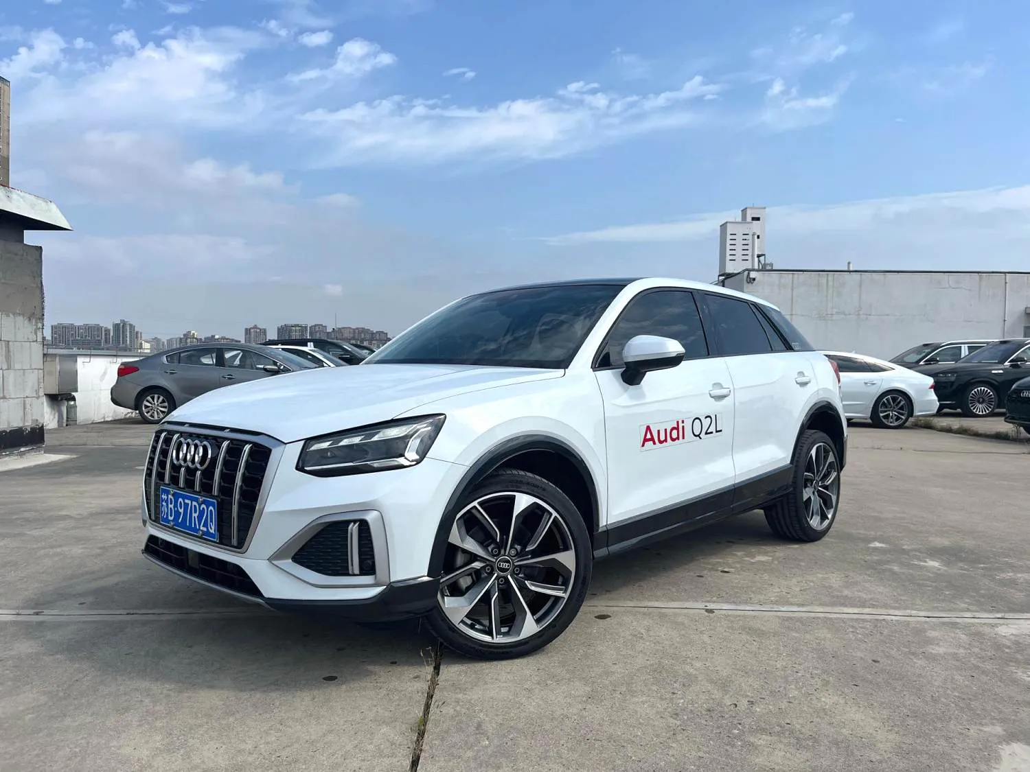 Audi Audi Q2L — أبيض