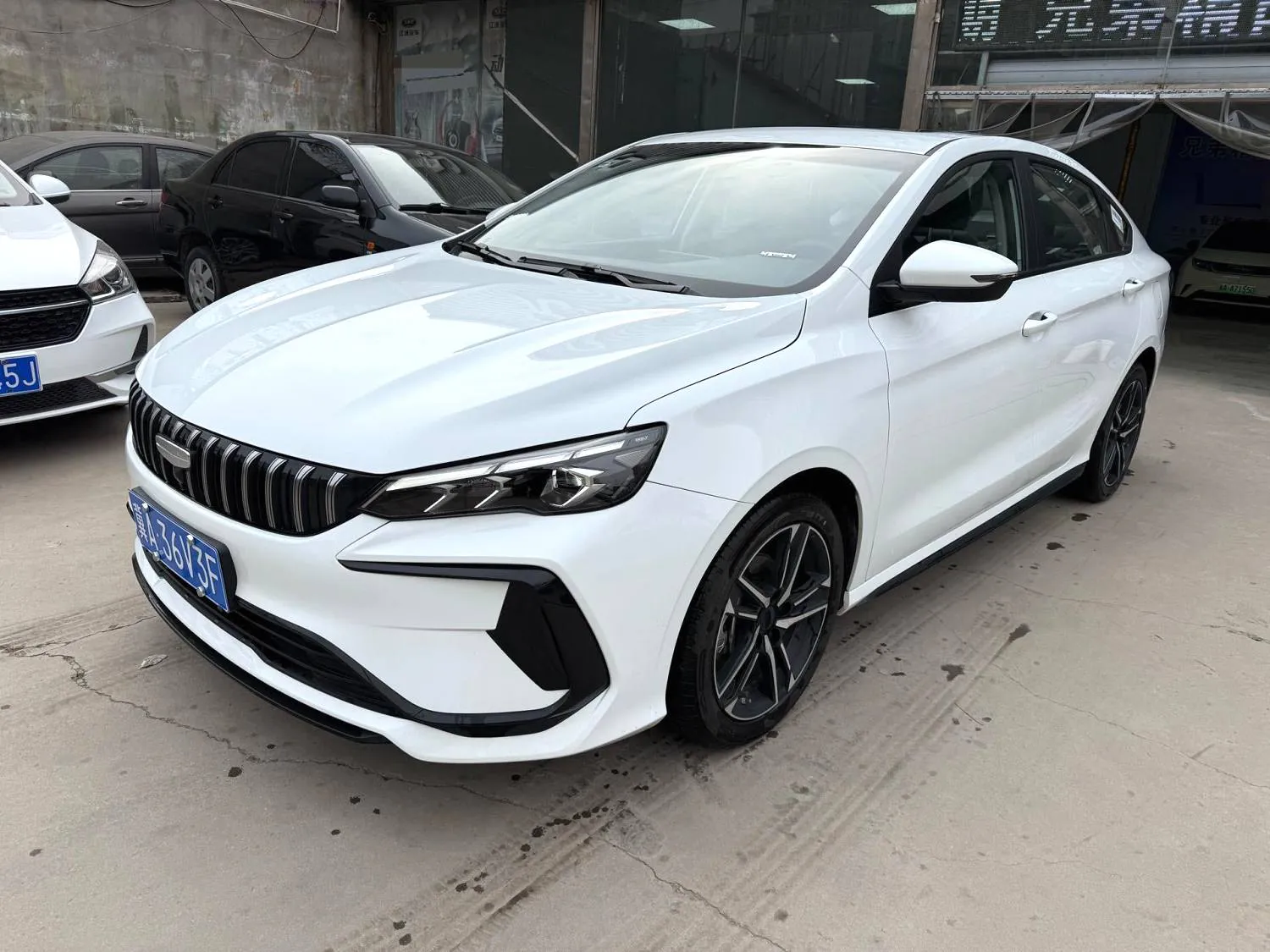 Geely Geely Emgrand — Blanco