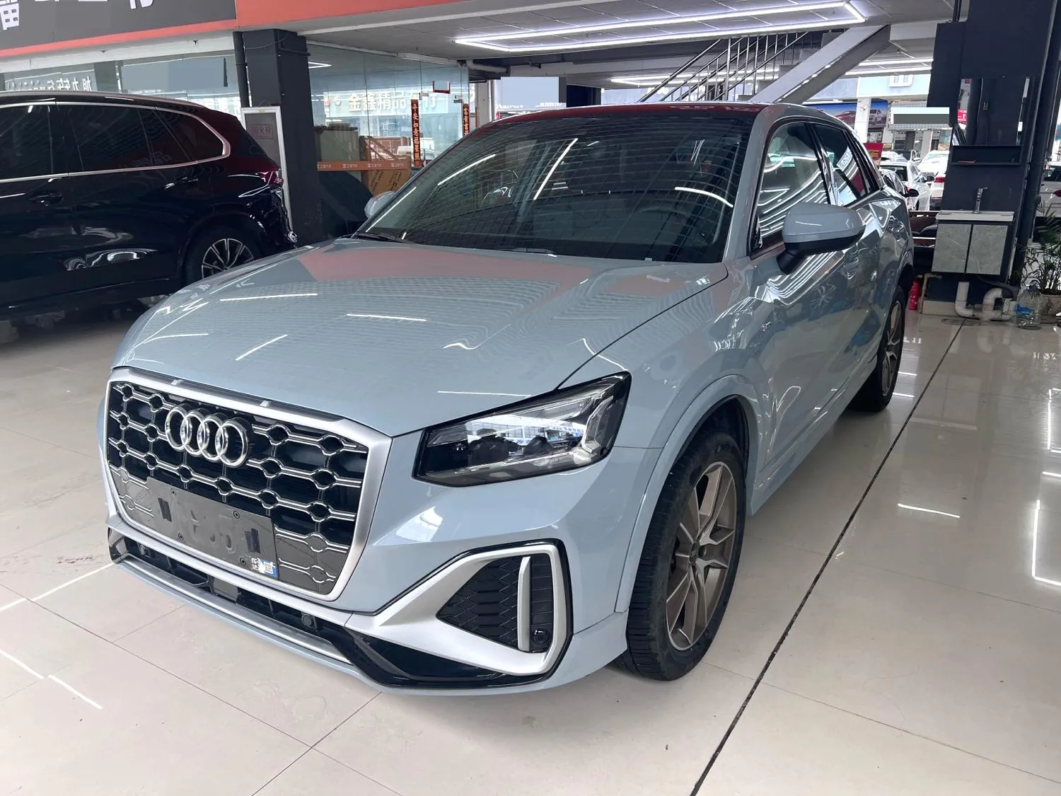 Audi Audi Q2L — Cinza