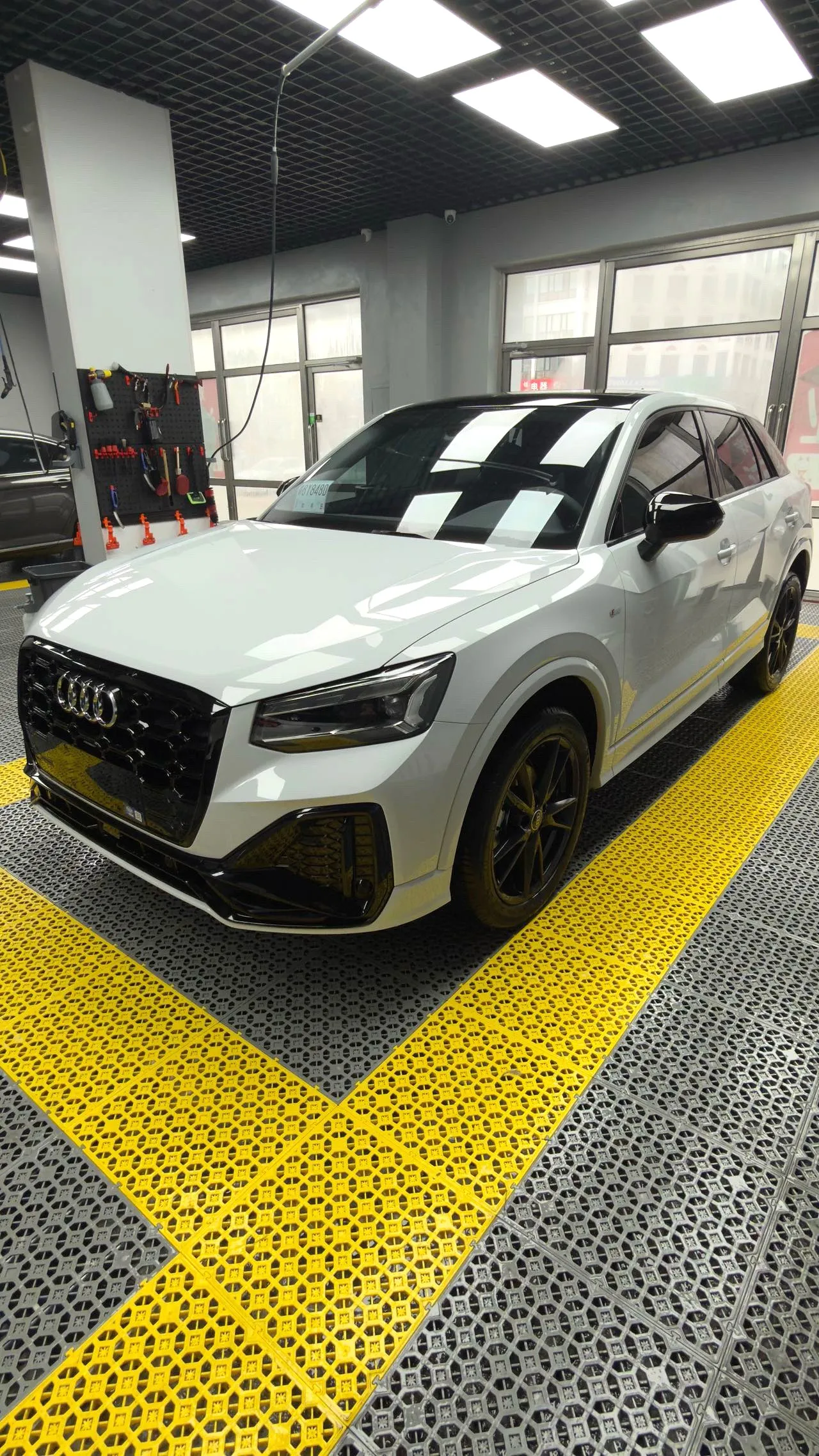Audi Audi Q2L — White