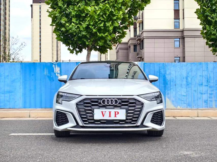 Audi A3 2024 A3L Limousine 1.4 TFSI 35 TFSI Fashion Sport Version — Voir la photo 2