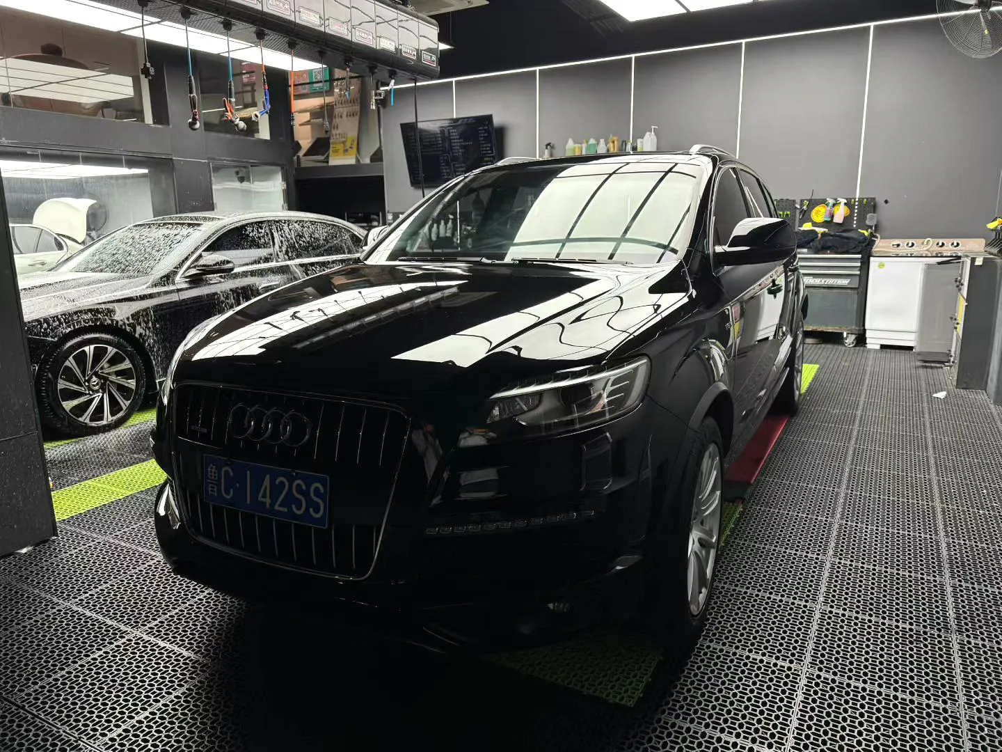 Audi Audi Q7 (Imported) — Чёрный