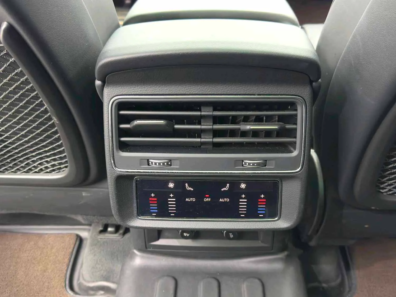 Audi Q7 (Imported) 2024 SQ7 4.0 TFSI Night Knight Edition — Ver foto 4
