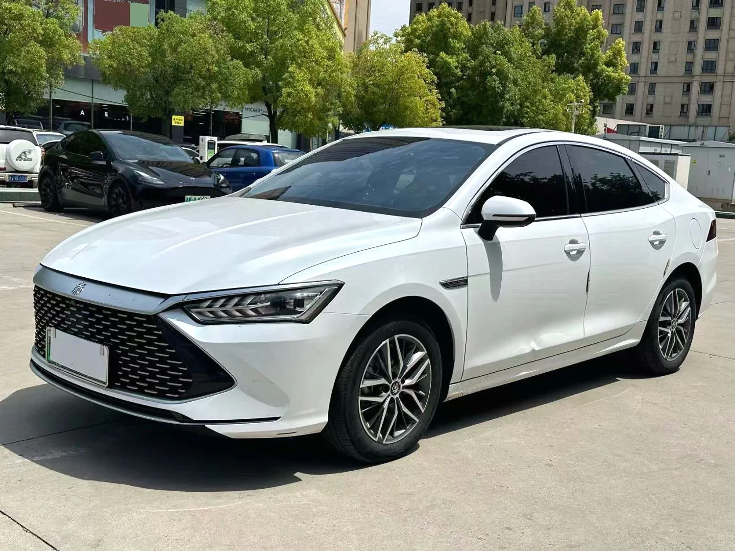 BYD Qin PLUS 2024 Qin PLUS DM-i 1.5 CVT Honor Edition 120 km Leading Model — photo 1