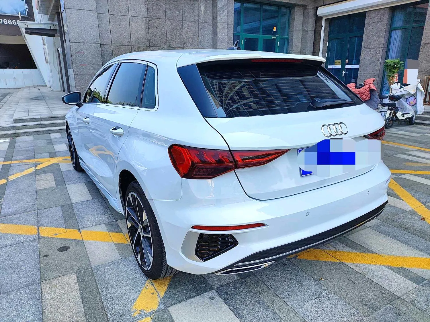 Audi A3 2023 A3 Sportback 1.4 TFSI 35 TFSI Fashion Sport (facelift) — عرض الصورة 4