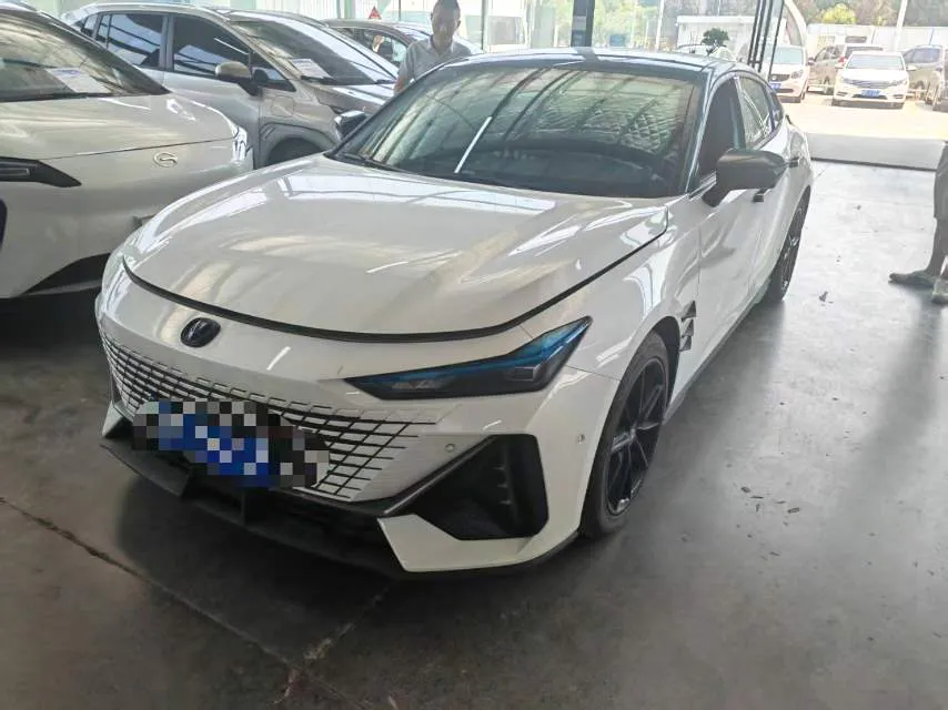 Changan UNI-V 2022 UNI-V 1.5T Smart Pilot Version — photo 1