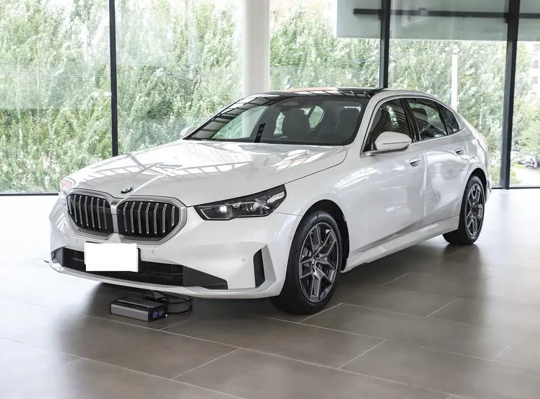 BMW 5 Series 5 Series 2024 530Li xDrive Luxury Package — photo 1