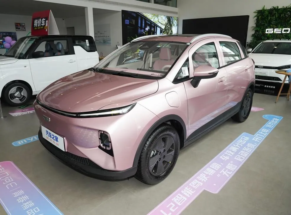 Geely Geometry E Geometry E Firefly 2024 401km Fluorescent — photo 1
