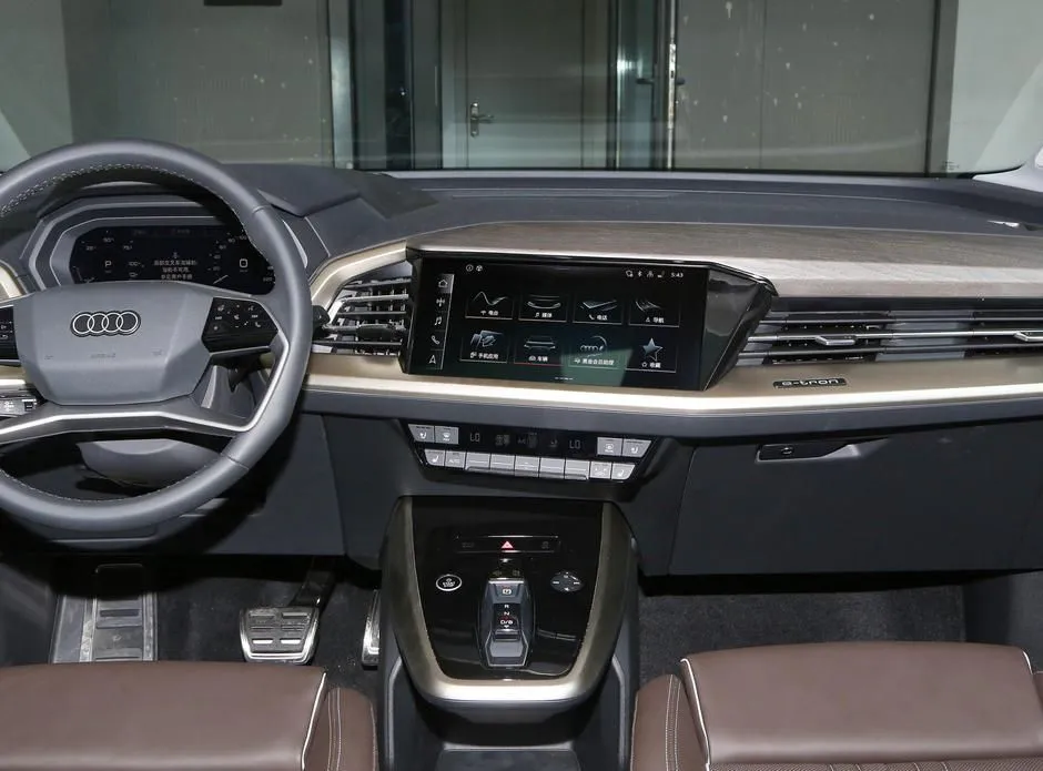 Audi Q5 e-tron Q5 e-tron 2024 50 e-tron quattro Shining Edition Clothing Set — Ver foto 4