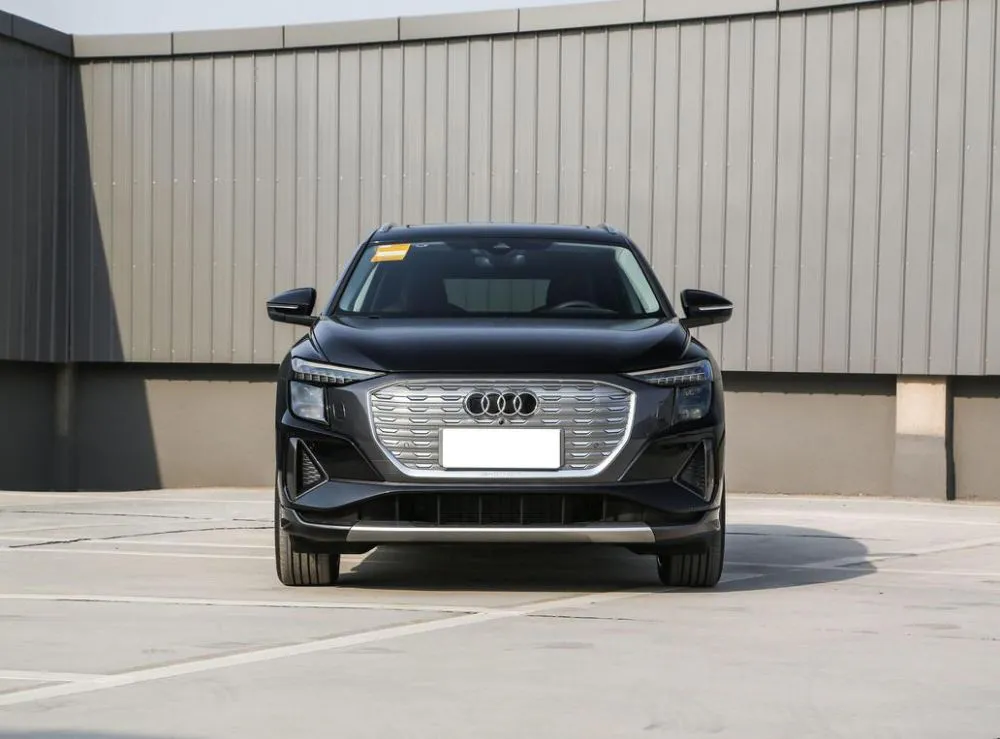 Audi Q5 e-tron Q5 e-tron 2024 50 e-tron quattro Shining Edition Clothing Set — Ver foto 5