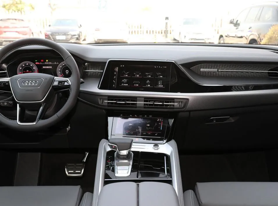 Audi Q6 Q6 2024 45 TFSI quattro RS package racing version 7 seats — Ver foto 4