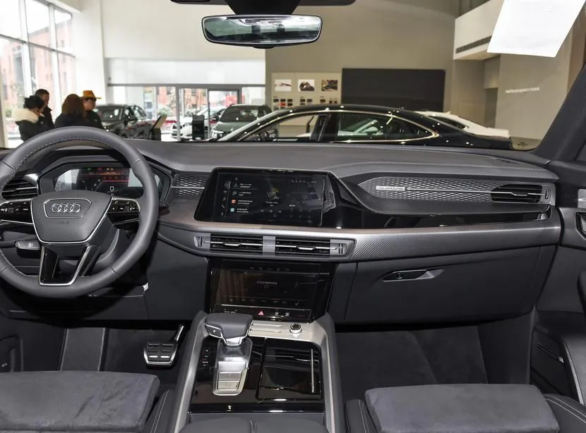 Audi Q6 Q6 2024 45 TFSI quattro Cloud Chaser Edition Flying Rider Package 7 Seaters — Voir la photo 4