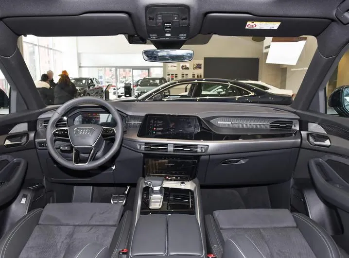 Audi Q6 Q6 2024 45 TFSI quattro Cloud Chaser Edition Flying Rider Package 7 Seaters — Voir la photo 2