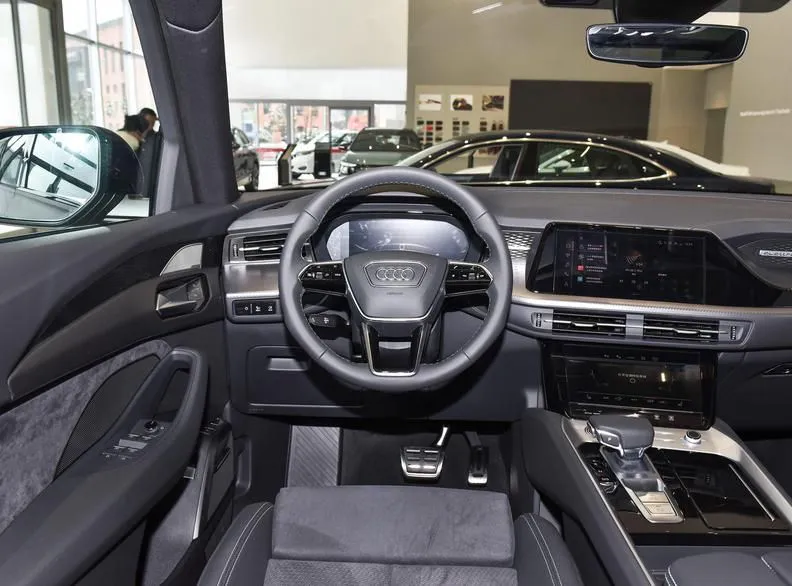 Audi Q6 Q6 2024 45 TFSI quattro Cloud Chaser Edition Flying Rider Package 7 Seaters — Voir la photo 3