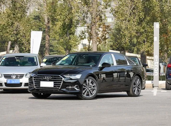 Audi Audi A6L — Blanco / Dorado / Negro