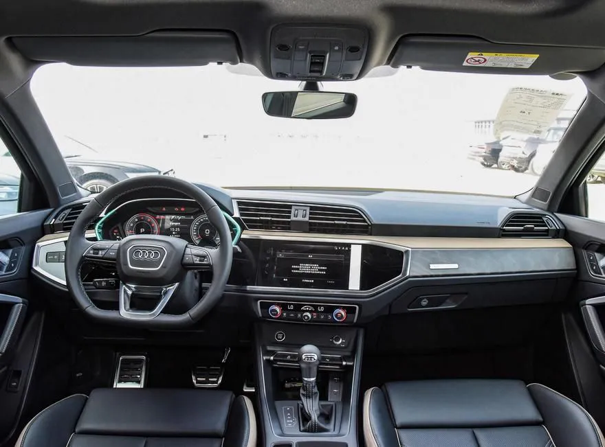 Audi Q3 Q3 2024 35 TFSI Stylish and Elegant — Voir la photo 2