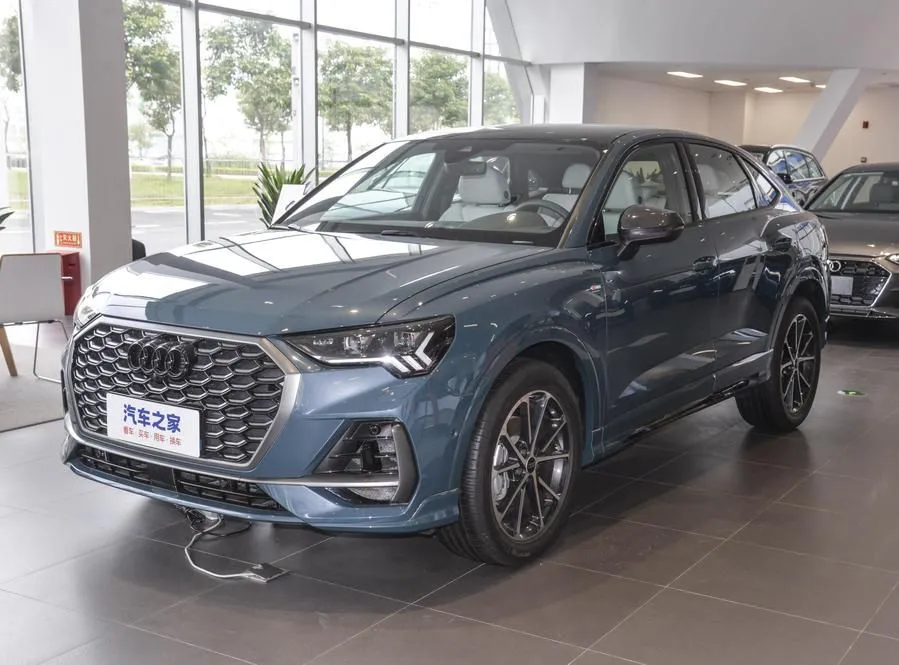 Audi Audi Q3 Sportback — Branco / Vermelho / Preto