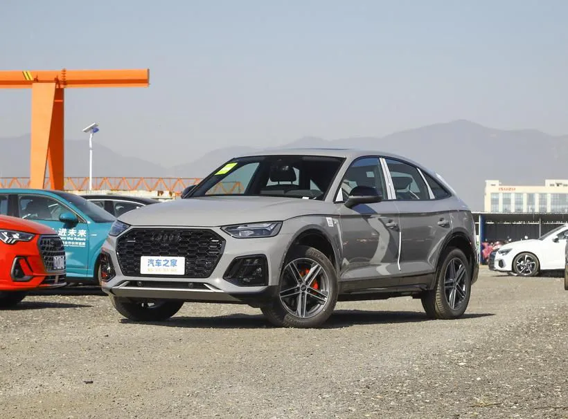 Audi Audi Q5L Sportback — White / Gray / Black