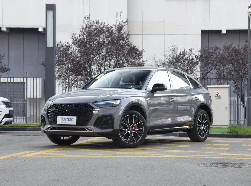 Audi Audi Q5L Sportback — أبيض / رمادي / أسود