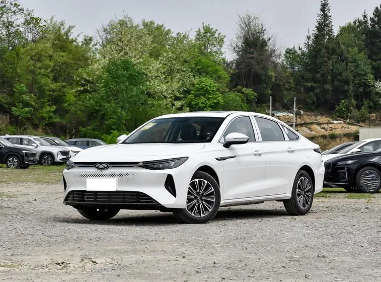 Chery Chery Fulwin A8 — أبيض / أسود / رمادي