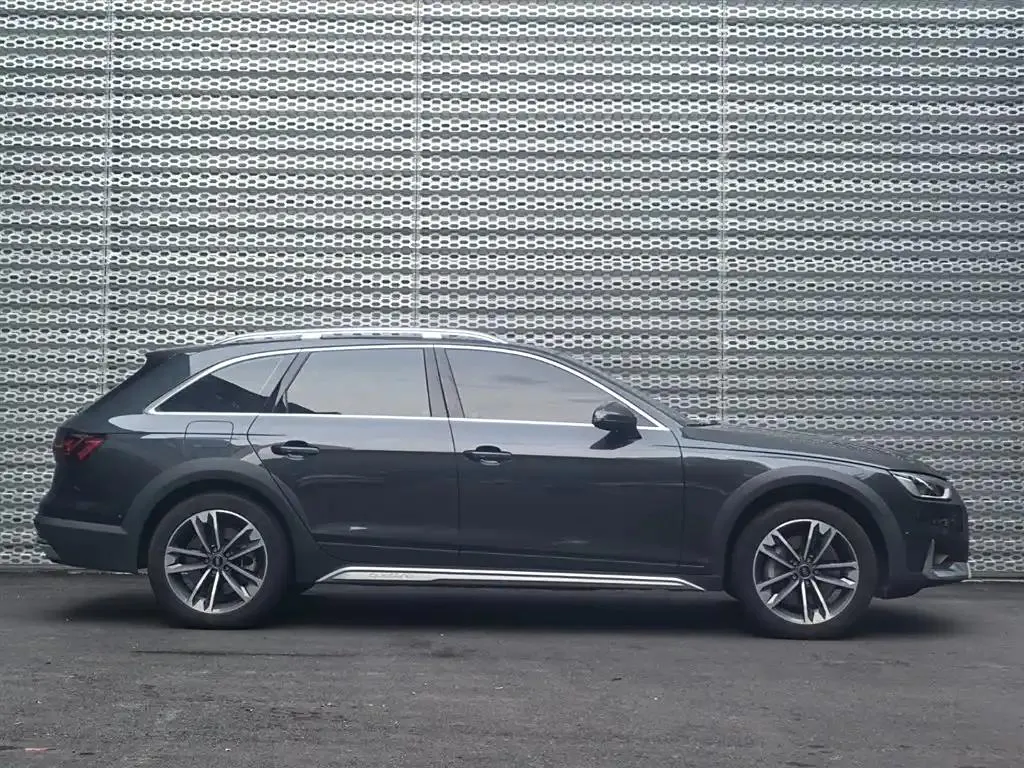 Audi A4 (imported) A4 (imported) 2022 allroad quattro Snow Sports Edition — Voir la photo 4