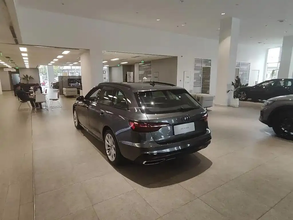 Audi A4 (imported) A4 (imported) 2023 Avant 40 TFSI Stylish and Dynamic — Voir la photo 2