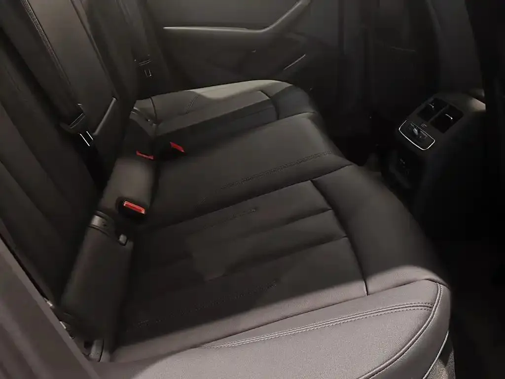 Audi A4 (imported) A4 (imported) 2023 Avant 40 TFSI Stylish and Dynamic — Voir la photo 4