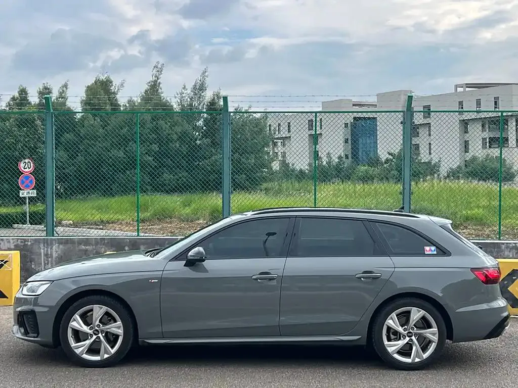 Audi A4 (imported) A4 (imported) 2022 Avant 40 TFSI Stylish and Dynamic — Voir la photo 6