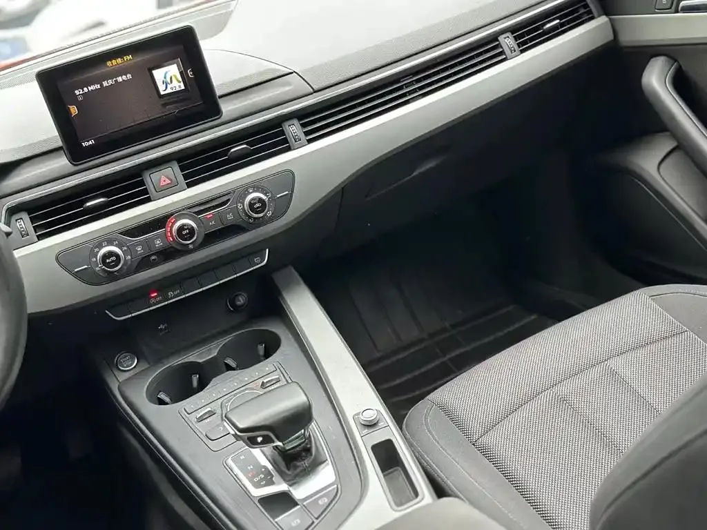 Audi A4L A4L 2018 30th Anniversary Model 30 TFSI Progressive Edition — View photo 5