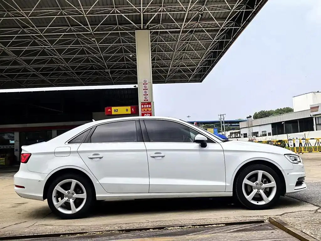 Audi A3 A3 2014 Limousine 35 TFSI Automatic Luxury — Voir la photo 5