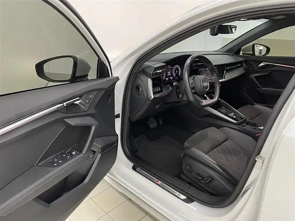 Audi A3 A3 2021 A3L Limousine 35 TFSI Luxury Sports Edition — Voir la photo 3
