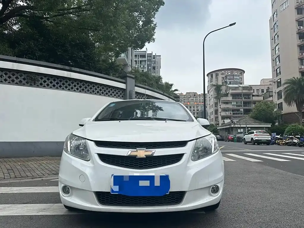 Chevrolet Sail Sail 2013 Hatchback 1.4L AMT Premium Edition — photo 1