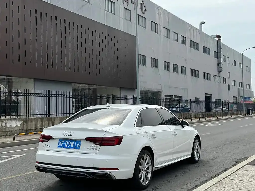 Audi A4L A4L 2019 40 TFSI Fashionable National V — Voir la photo 4