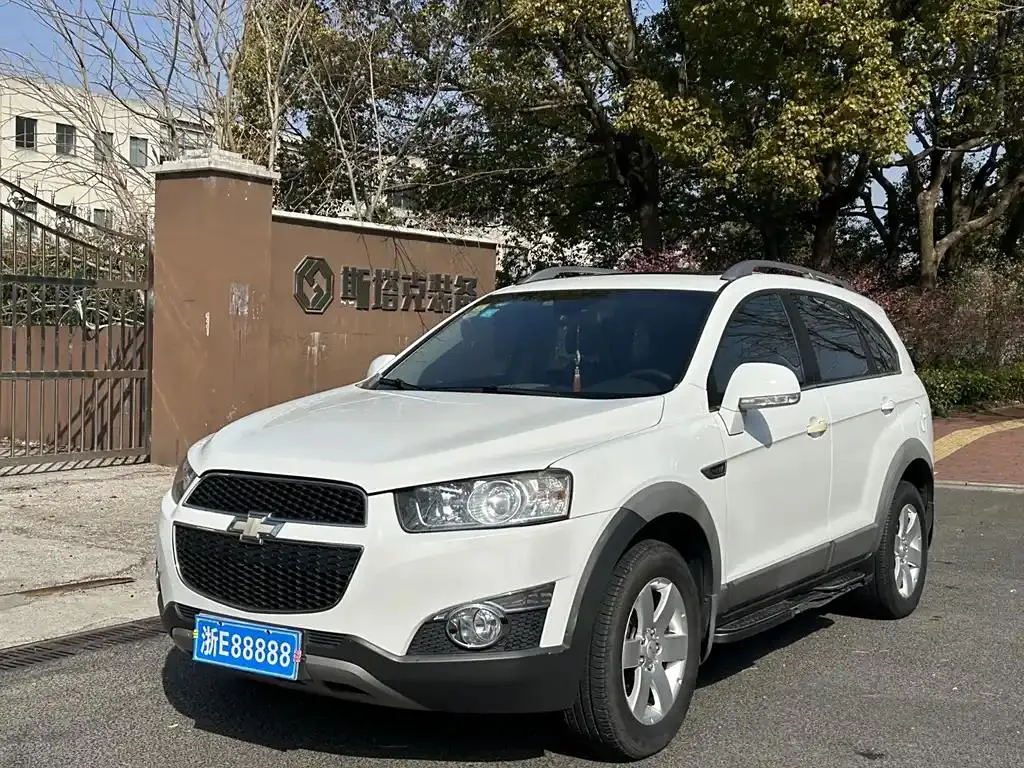 Chevrolet Captiva Captiva 2012 2.4L 4WD Luxury Edition 5 Seaters — photo 1