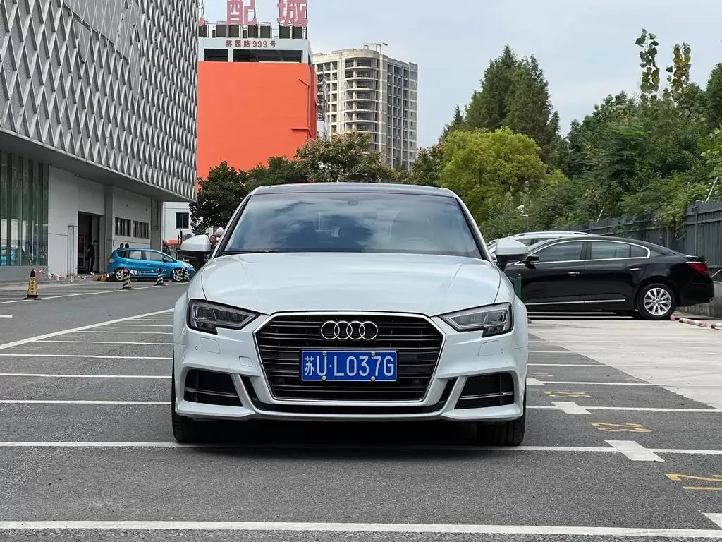 Audi A3 A3 2019 Limousine 35 TFSI Fashionable National V — Voir la photo 2