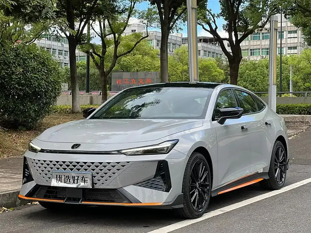 Changan UNI-V UNI-V 2024 1.5T Smart Pilot — photo 1
