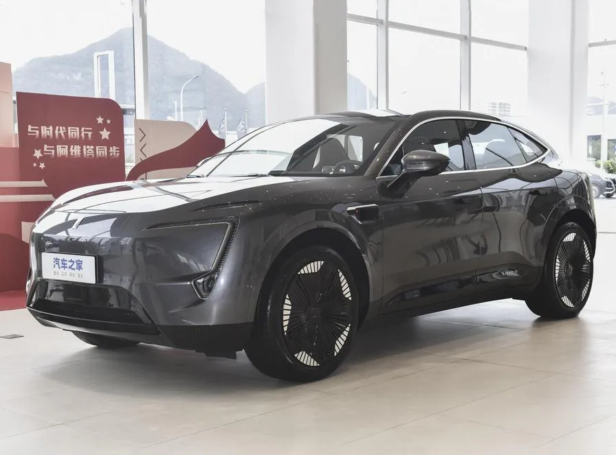 Avatr 11 11 2023 Hongmeng 90 degrees, rear-wheel drive version — photo 1